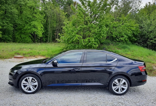Skoda Superb cena 127900 przebieg: 85000, rok produkcji 2022 z Sobótka małe 631